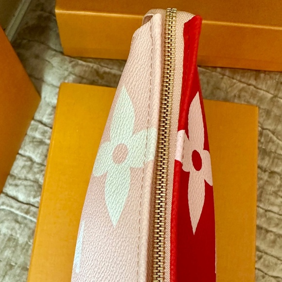 Louis Vuitton Limited Edition Giant Monogram Cosmetic Toiletry 26 Red Mix Pouch - Picture 8 of 14